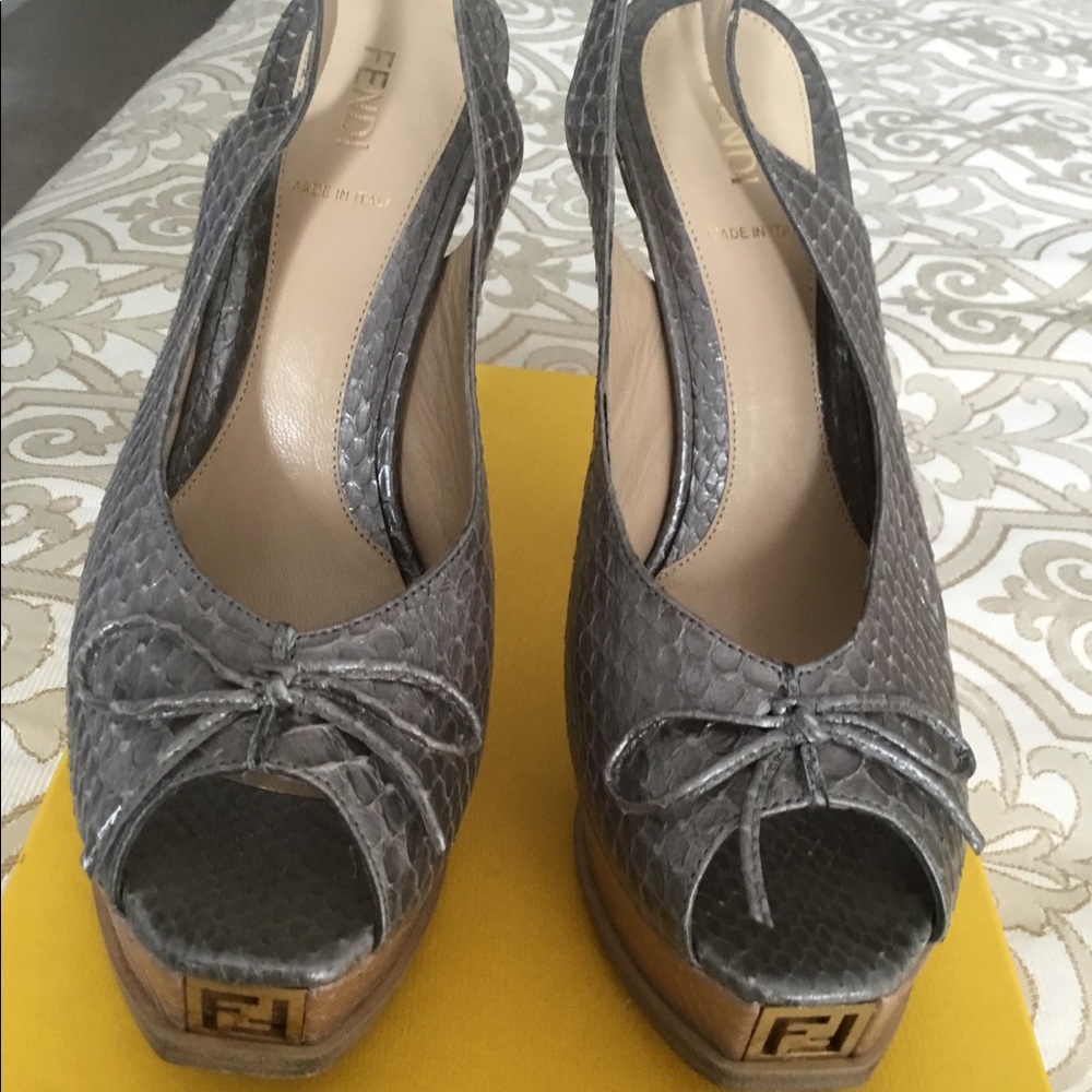 Authentic Fendi Snakeskin 2-tone Peep-toe Sandal. $PRICE DROP⬇️